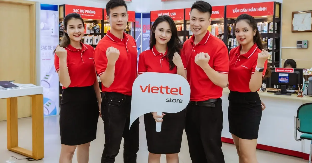 nhân viên viettel đang đứng tiếp khách